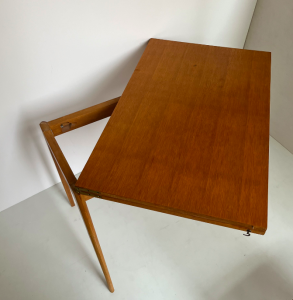 table portefeuille annees 1950 french midcentury design pieds compas bois clair assiettes couleurs table à manger extensible petite plateau pivotant