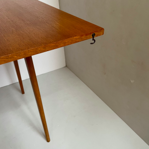 table portefeuille annees 1950 french midcentury design pieds compas bois clair assiettes couleurs table à manger extensible petite plateau pliant