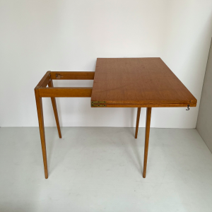 table portefeuille annees 1950 french midcentury design pieds compas bois clair assiettes couleurs table à manger extensible petite table a systeme