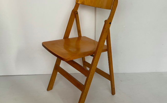 Chaise pliante étroite années 1950 – 90€ l’une (3 dispos)