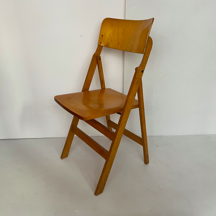 Chaise pliante étroite années 1950 – 90€ l’une (3 dispos)