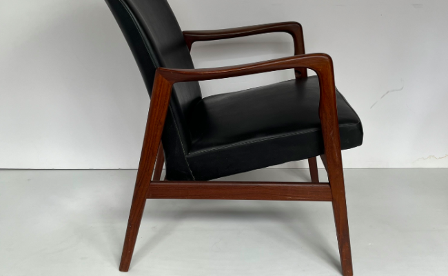 Fauteuil danois 2 position en teck et cuir noir – L56 x P44 x H83 cm – 550 €