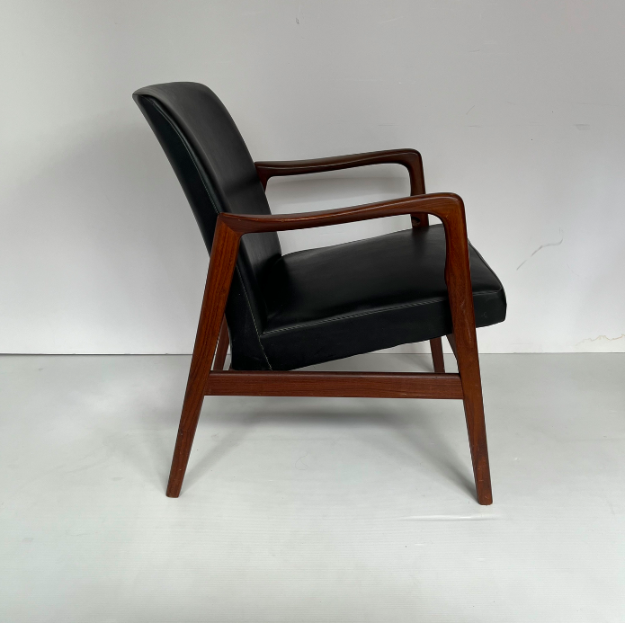 Fauteuil danois 2 position en teck et cuir noir – L56 x P44 x H83 cm – 550 €