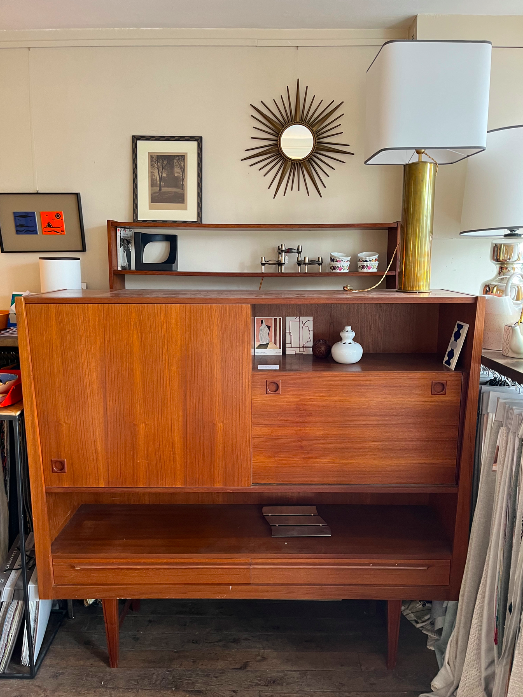 Meuble buffet haut scandinave en teck des années 1960 – L150 x P40 x H140 cm – 950 €