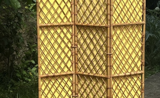 Paravent en rotin et coton jaune – L120 x H160 – 520 €