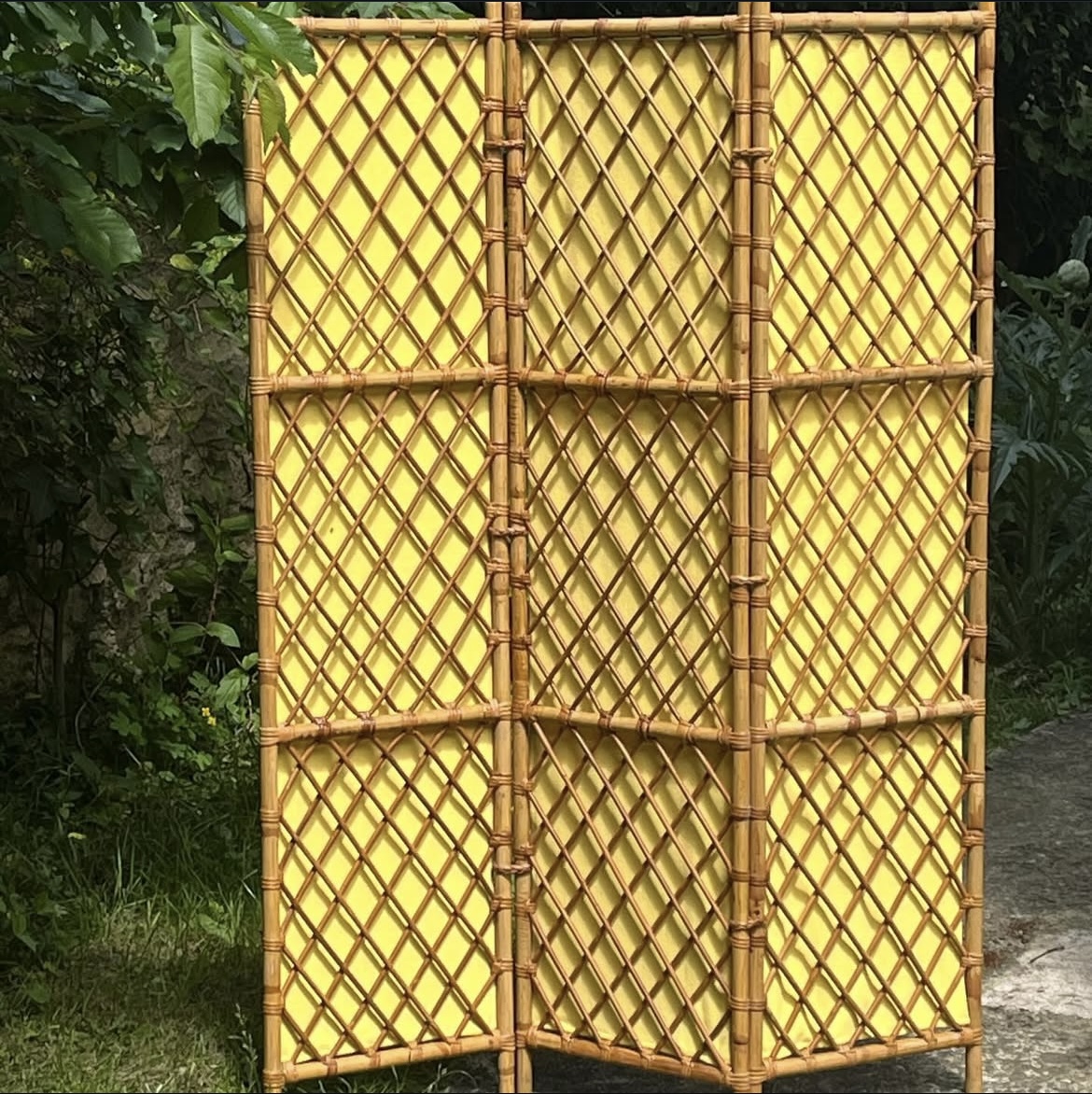 Paravent en rotin et coton jaune – L120 x H160 – 520 €
