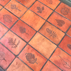 table basse ancienne vintage ceramique et metal fer forgé et carreaux de ceramique gres grand feu style roger capron detail