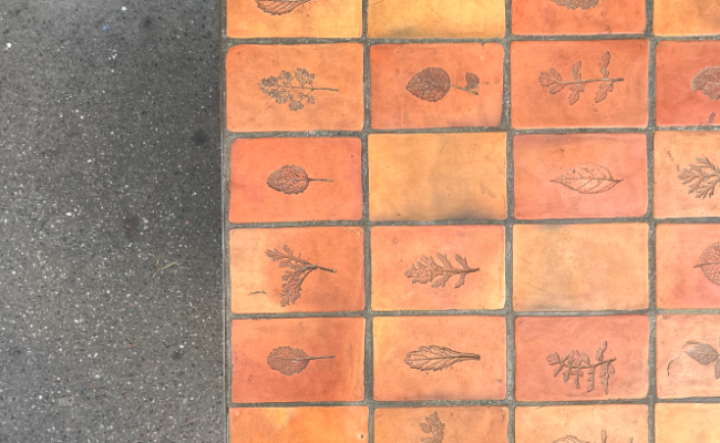 Table basse et porte revue céramique « Capron » – 320 € + 80 €