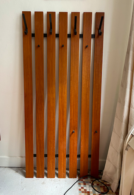 Vestiaire murale vintage scandinave en teck – L 60 x H131 cm – 320 €