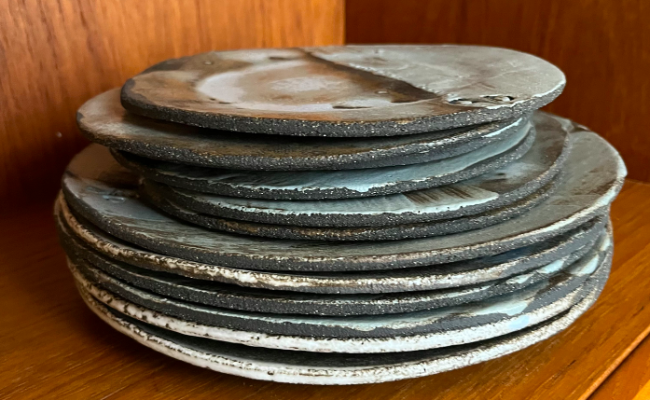 Assiettes pièces uniques en céramique bicolore Agnès Beurel – 160€ les 6 (à dessert) / 200€ les 6 (grandes)