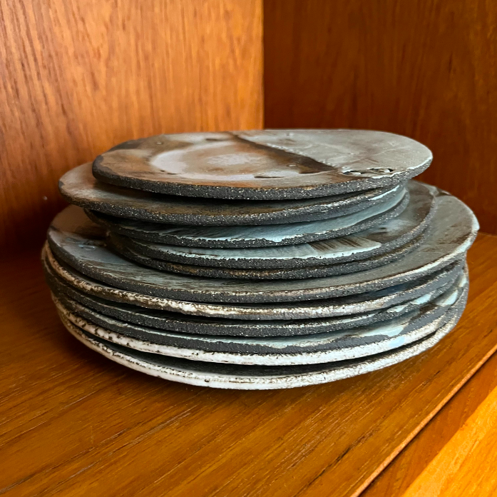 Assiettes pièces uniques en céramique bicolore Agnès Beurel – 160€ les 6 (à dessert) / 200€ les 6 (grandes)