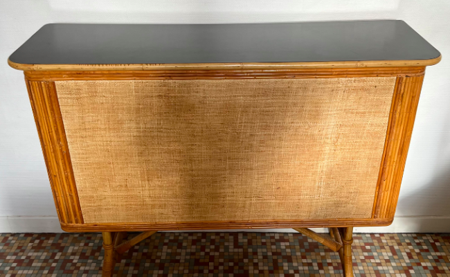 Bar années 60/70 en rotin laqué noir – L124 x P40 x H100 cm – 849 €