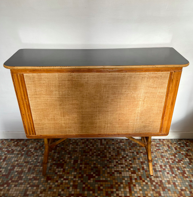 Bar années 60/70 en rotin laqué noir – L124 x P40 x H100 cm – 849 €