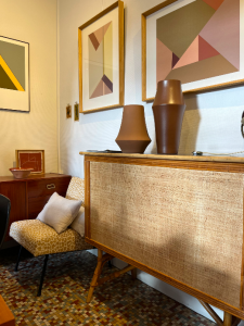 bar en rotin vintage plateau laqué noir vase rose chauffeuse leopard pierre guariche spot charlotte perriand ter