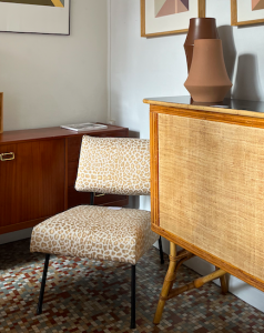 chauffeuse ariborne guariche french vintage design pieds metal tapisserie fauteuil paris tissu leopard bar rotin