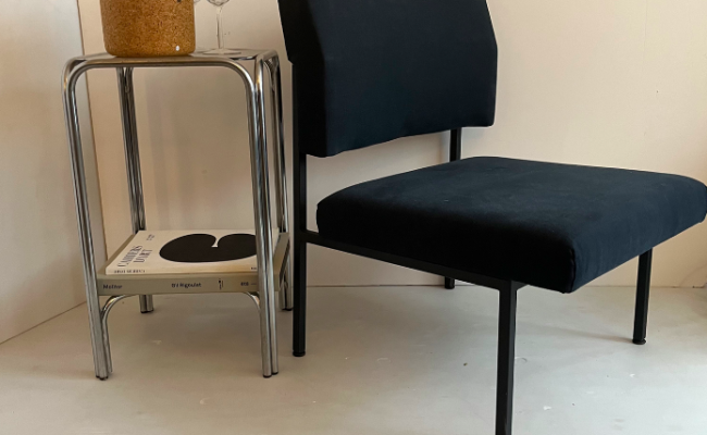 Chauffeuse 1970 métal noir et coussin bleu nuit – L55 x P60 x H75 (38) cm – 550 €