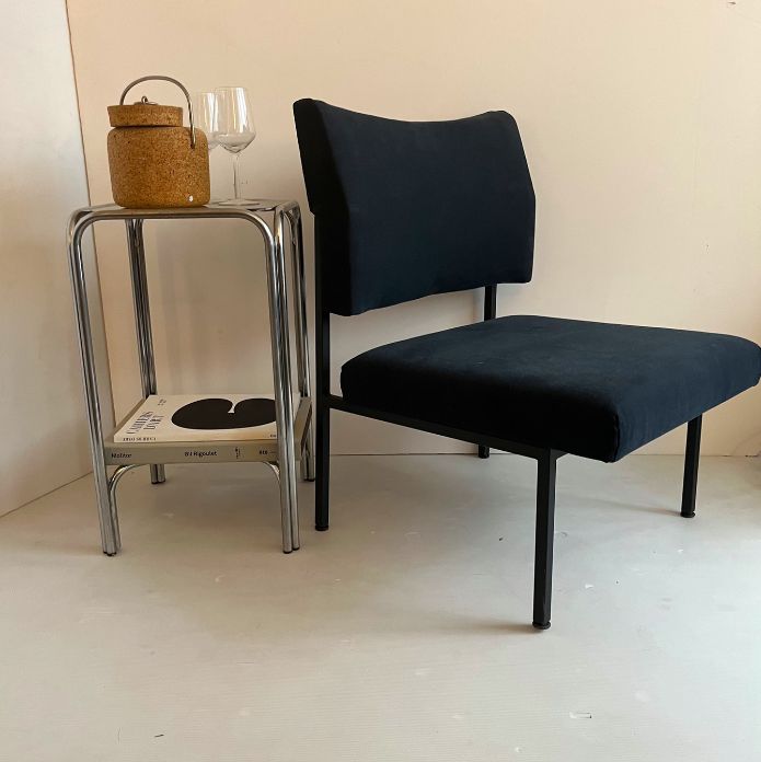 Chauffeuse 1970 métal noir et coussin bleu nuit – L55 x P60 x H75 (38) cm – 550 €