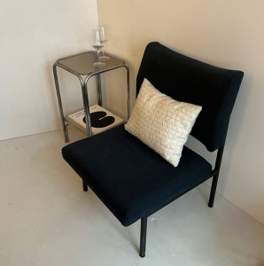 chauffeuse paris moderniste bleu foncé pied metal noir joseph andré motte tapissier batignolles la boutique de caroline paris17 rue nollet lannexe french midcentury seat