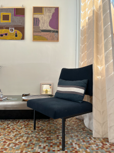 galerie boutique paris lannexe rue nollet batignolles chauffeuse moderniste table willy rizzo pastel sur papier suzanne malingue rideaux herbes folles sur mesure