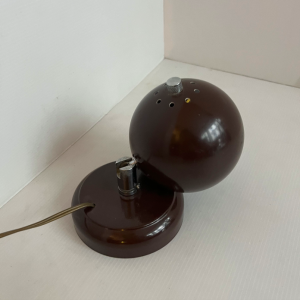 lampe à poser applique eyeball marron chocolat tête orientable vintage 70s broc paris luminaires 70s lights
