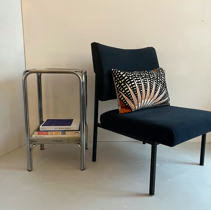 Chauffeuse 1970 métal noir et coussin bleu nuit – L55 x P60 x H75 (38) cm – 550 €