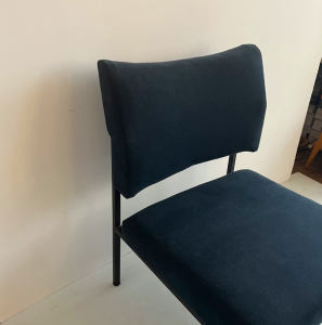 chauffeuse paris moderniste bleu foncé pied metal noir joseph andré motte tapissier batignolles la boutique de caroline paris17 rue nollet lannexe