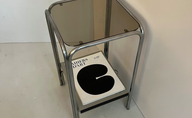 Sellette space age années 1970 en chrome et verre – 110 €