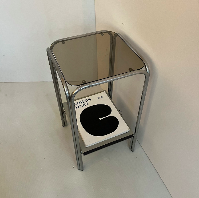 Sellette space age années 1970 en chrome et verre – 110 €
