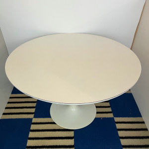 table ronde vintage blanche pied tulipe knoll maurice burke annees70 space age vintage galerie rue nollet paris batignolles lannexe la boutique de caroline dessus