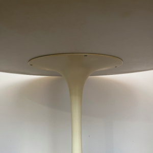 table ronde vintage blanche pied tulipe knoll maurice burke annees70 space age vintage galerie rue nollet paris batignolles lannexe la boutique de caroline detail