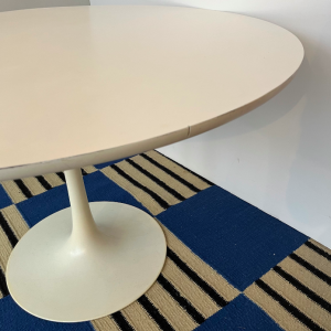 table ronde vintage blanche pied tulipe knoll maurice burke annees70 space age vintage galerie rue nollet paris batignolles lannexe la boutique de caroline diago