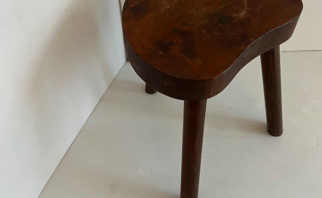 Tabouret forme libre bois massif – 90 €