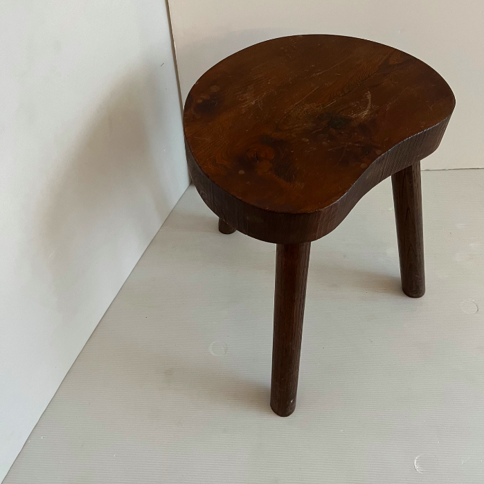 Tabouret forme libre bois massif – 90 €