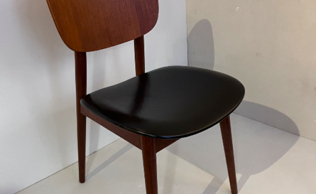 4 chaises vintage en teck et cuir du fabricant Wilkhahn – 720 € les 4