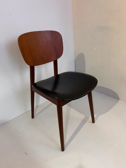 4 chaises vintage en teck et cuir du fabricant Wilkhahn – 720 € les 4