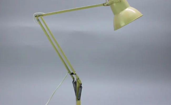 Lampe 1227 Herbert Terry pour Anglepoise, années 1940 – 470 €