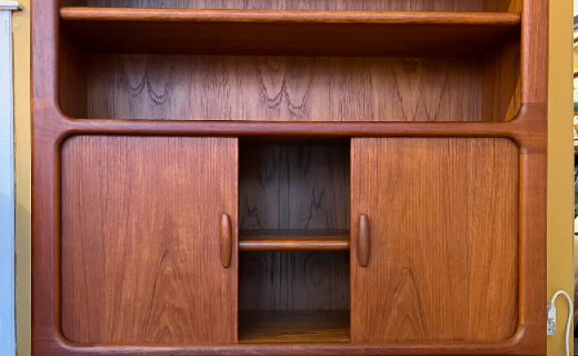 Meuble de rangement en teck dyrlund – L119 x P40 x H133 cm – 990 €