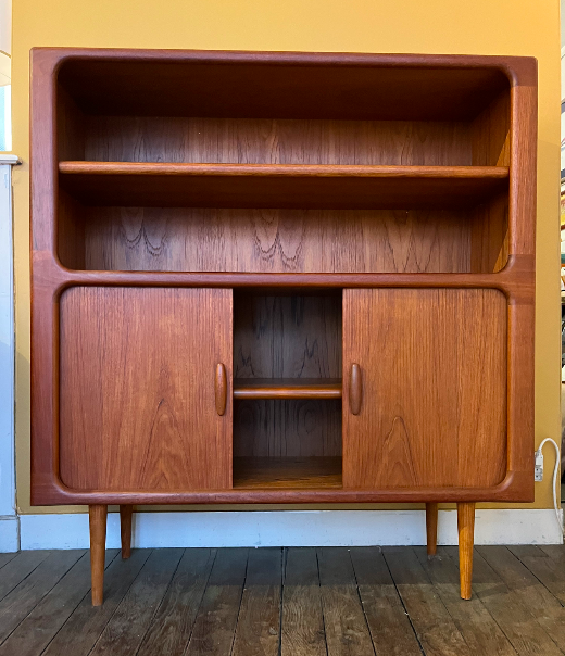 Meuble de rangement en teck dyrlund – L119 x P40 x H133 cm – 990 €