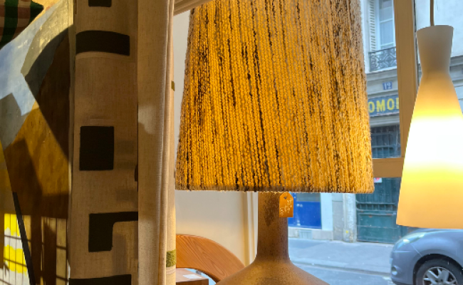 Lampe ancienne en céramique abatjour en laine – 460 €