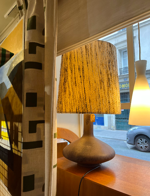 Lampe ancienne en céramique abatjour en laine – 460 €