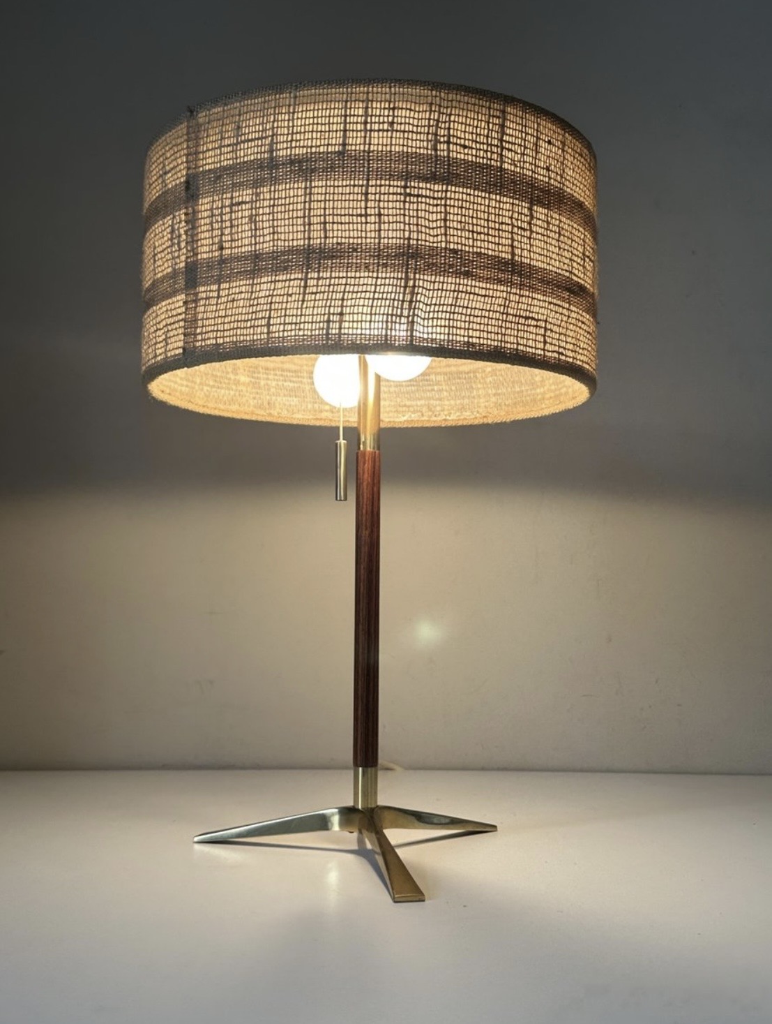 Lampe à poser teck, laiton doré, abatjour jute – 520 €