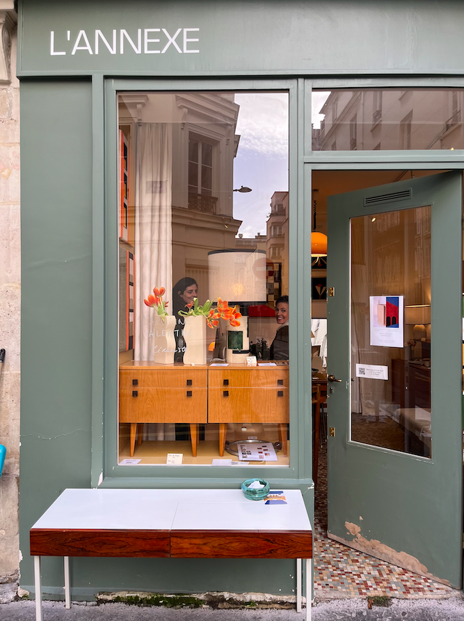 Paire de tables de chevet vintage – L51 x P33 x H53 cm – 290 €