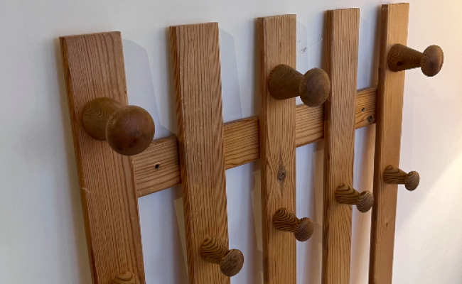 Porte-manteaux / Vestiaire en pin massif – 220 €