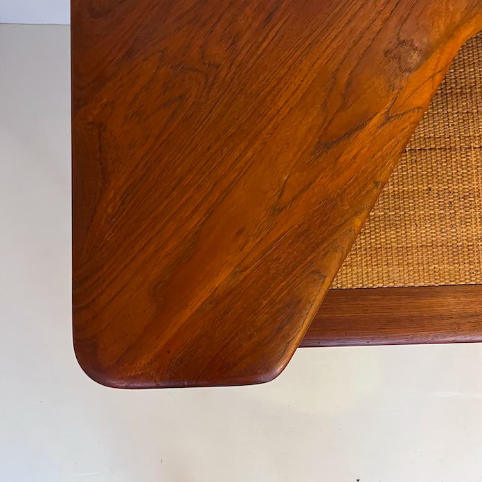 Table basse Peter Hvidt & Olga Mølgaard-Nielsen – L76 x P76 x H63 cm – 670 €