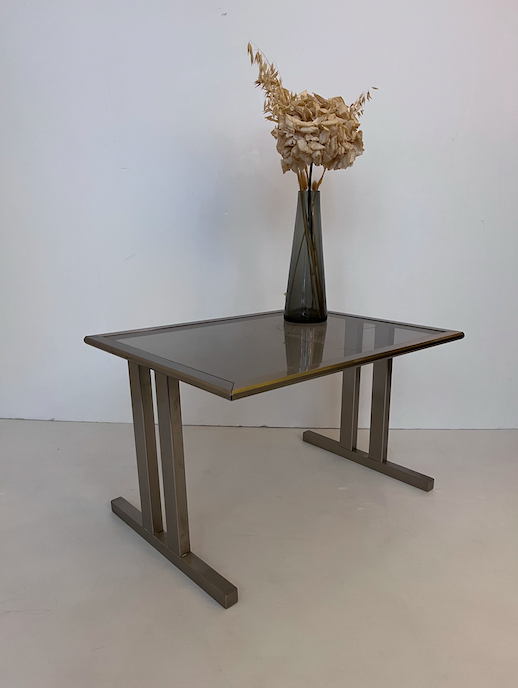 Table basse verre fumé et métal brossé – L54 x P40 x H32 cm – 170 €