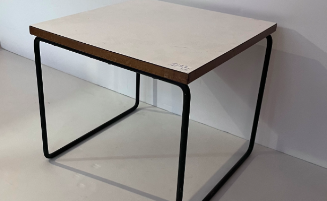 Table volante Pierre Guariche / Steiner noire ou blanche – L39 x P39 x H 35 cm – 340 €
