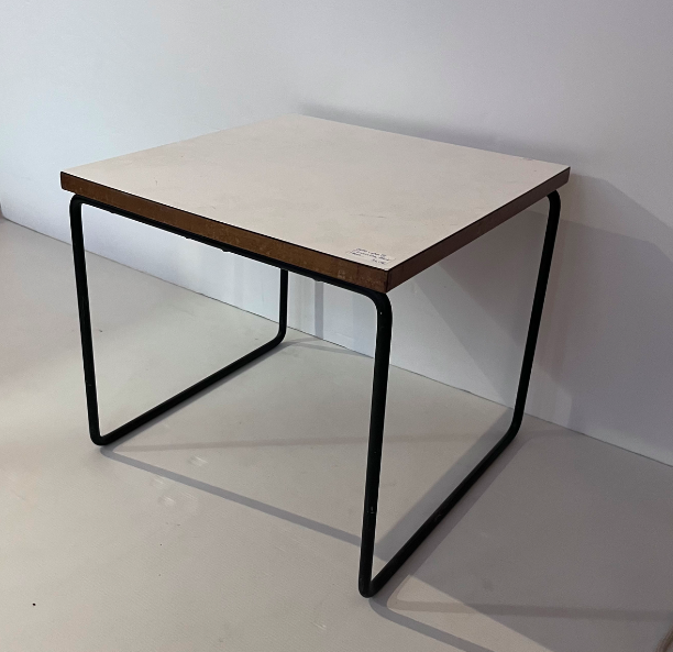 Table volante Pierre Guariche / Steiner – L39 x P39 x H 35 cm – 340 €