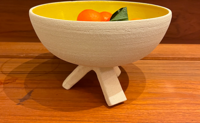 Coupe tripode intérieur email jaune Capucine Valentin – 180 €