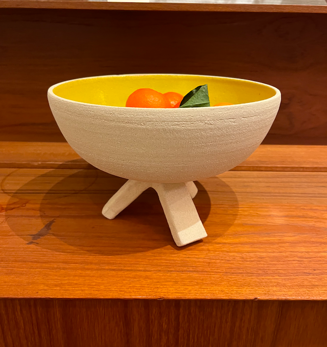 Coupe tripode intérieur email jaune Capucine Valentin – 180 €