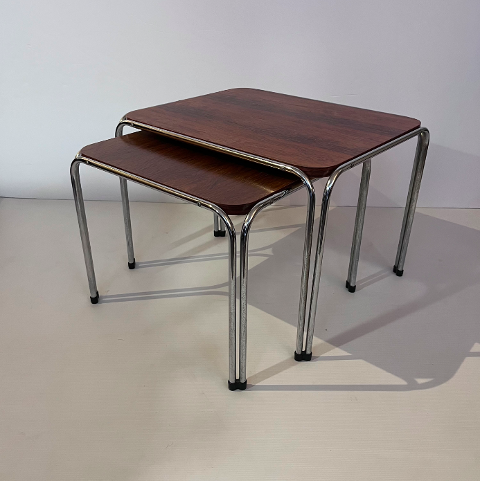 Table gigogne métal chromé et palissandre – L53 x P43 x H37 cm – 460 €